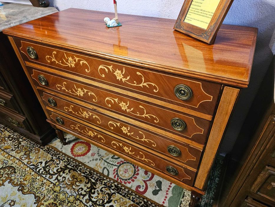 Cómoda antiga estilo D. Maria - Bom estado geral