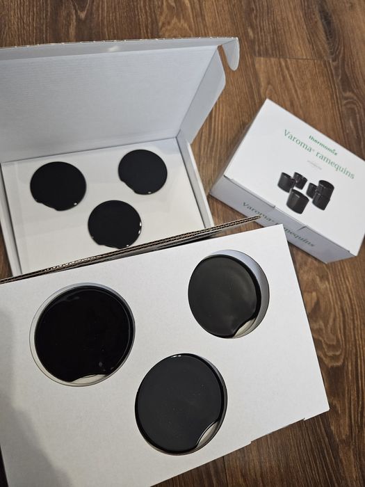 Czarne, porcelanowe foremki i przykrywki przystawki Varoma Thermomix