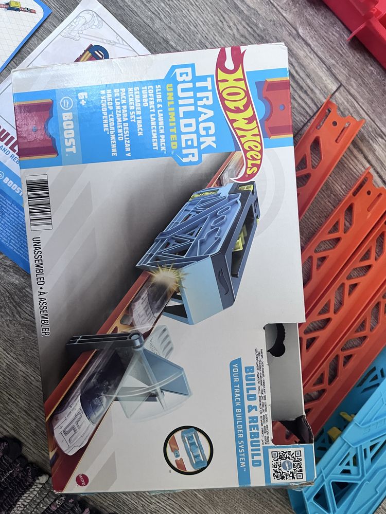 Трек hotwheels з прискоренням