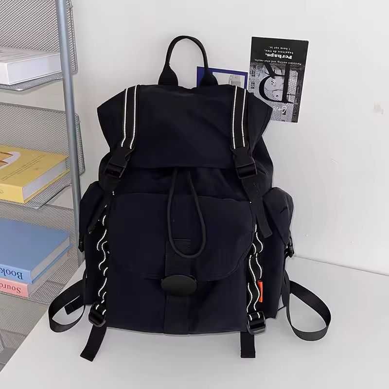 Mochila Preta/ Branca (cabe Macbook de 16")
