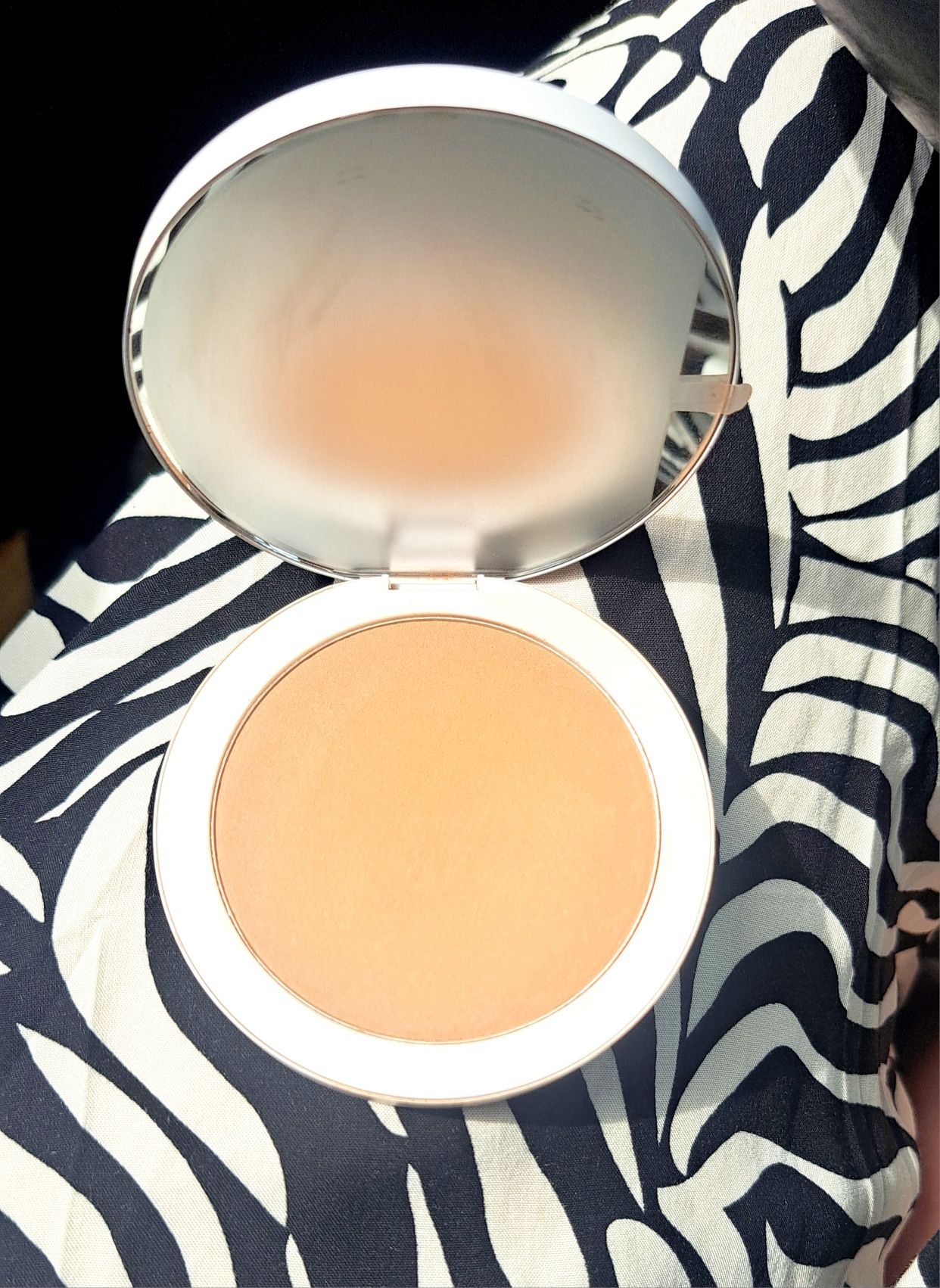 Make upby Mario bronzer light medium