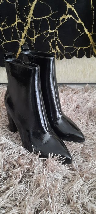 Nowe buty w szpic , sztyblety lakierowane