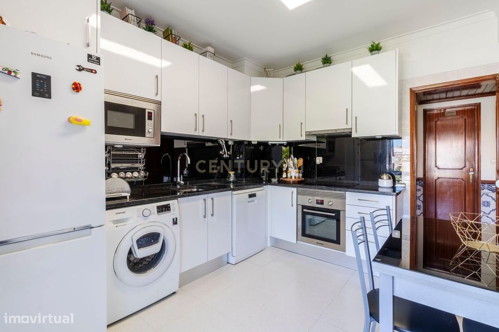 Apartamento Renovado T2 no Feijó - Oportunidade Única!