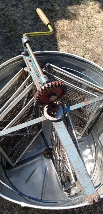 Медогонка на 4 великі рамки