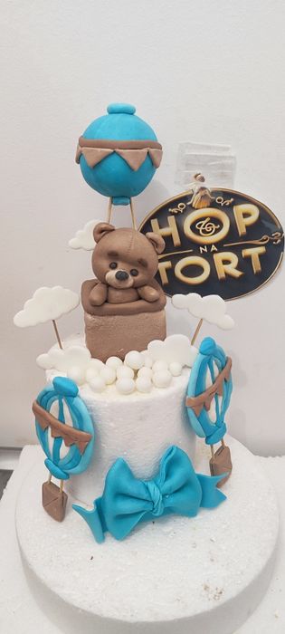 Miś misio w balonie. figurka z masy cukrowej