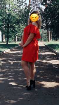 Легенька червона сукня