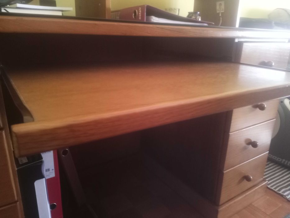 Secretária em madeira muito espaçosa