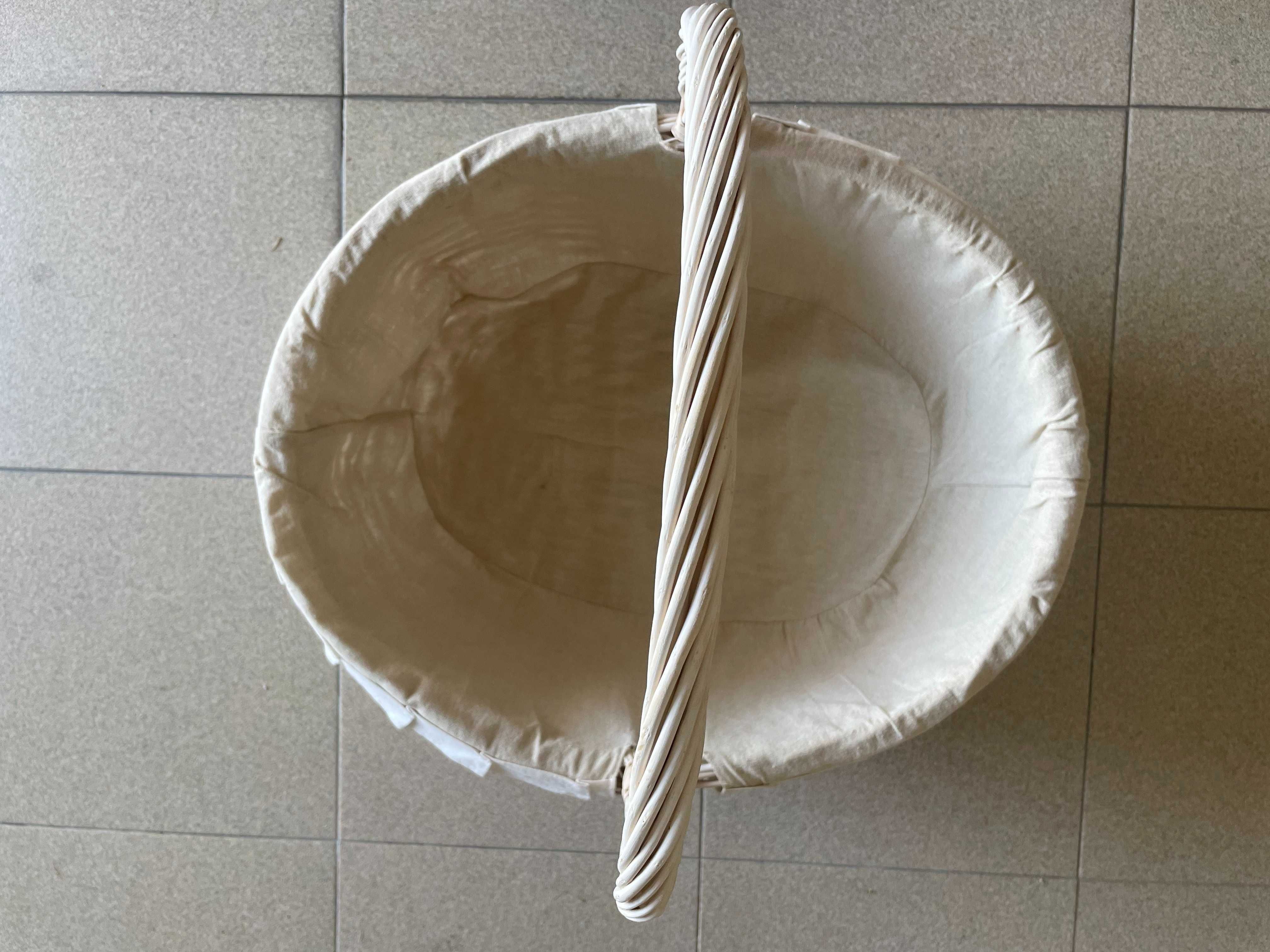 Cesta de vime branca com forro em tecido