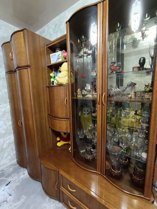 Стенка, горка-витрина, сервант, шкаф, шпон дуба.
Стенка, горка-в