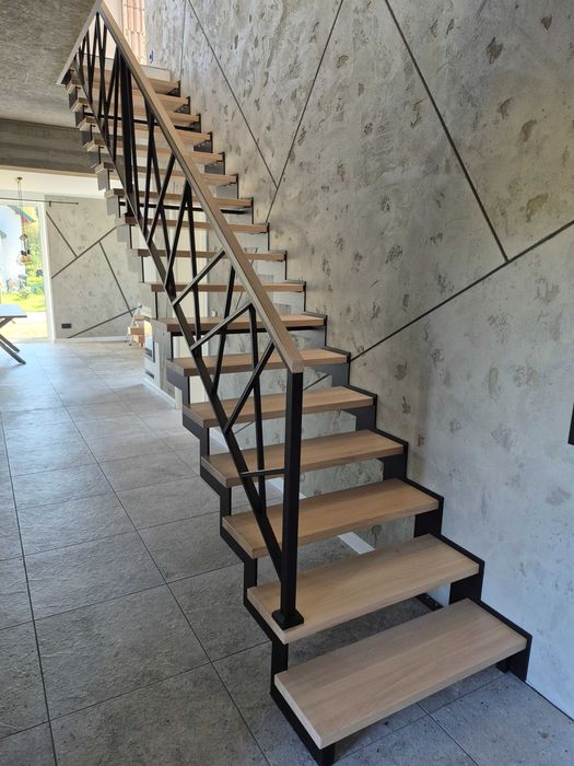 Schody samonośne na konstrukcji metalowej