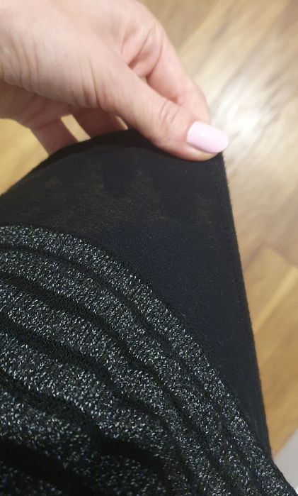 Ciekawy sweterek z biało srebrną nitką XS/S