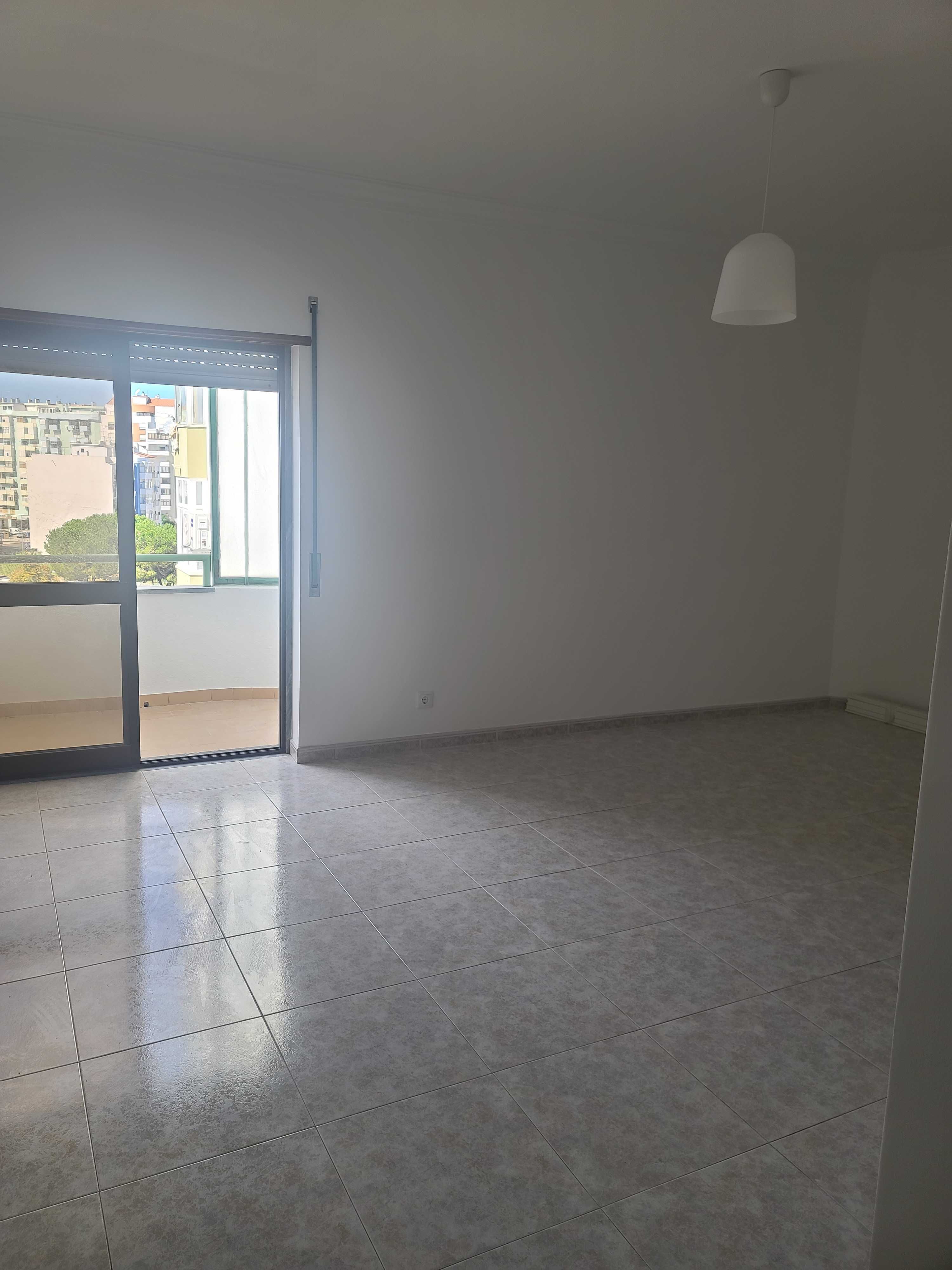Arrenda-se / Aluga-se  apartamento T2 situado no Laranjeiro - Almada