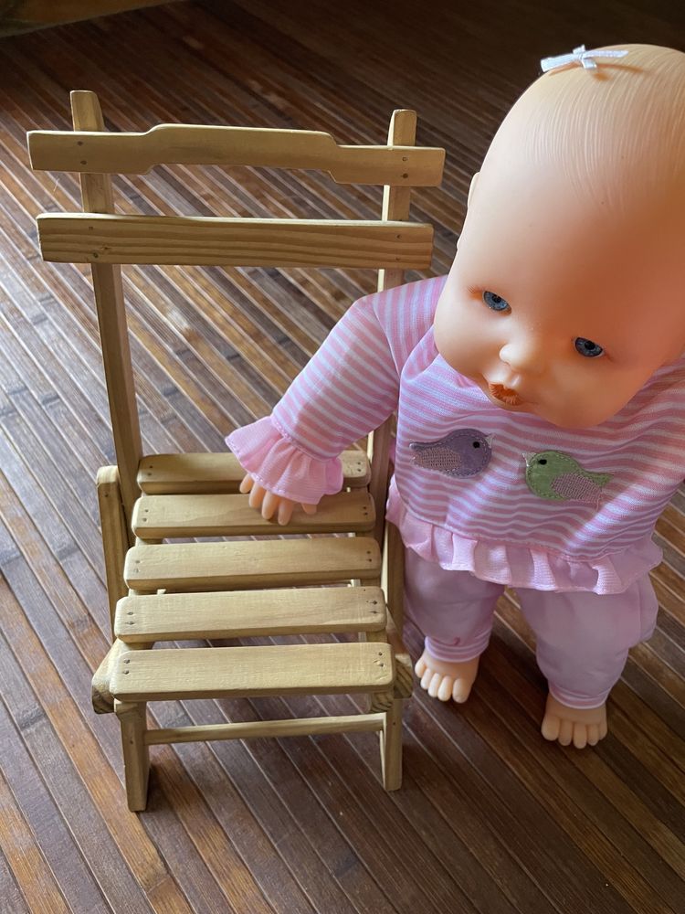 Conjunto boneca com cadeirinha artesanal de madeira á medida