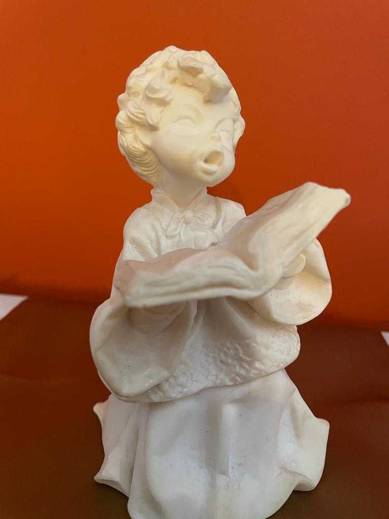 Anjo com livro em arte Biscuit