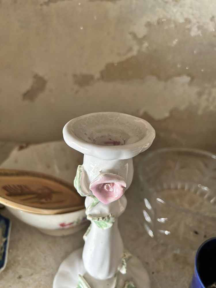 Swiecznik recznie robiony ceramiczny 750 prl kwiat zdobiony bialy lisc