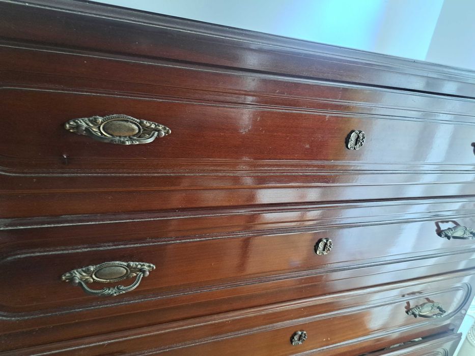 Gaveteiro de madeira em bom estado