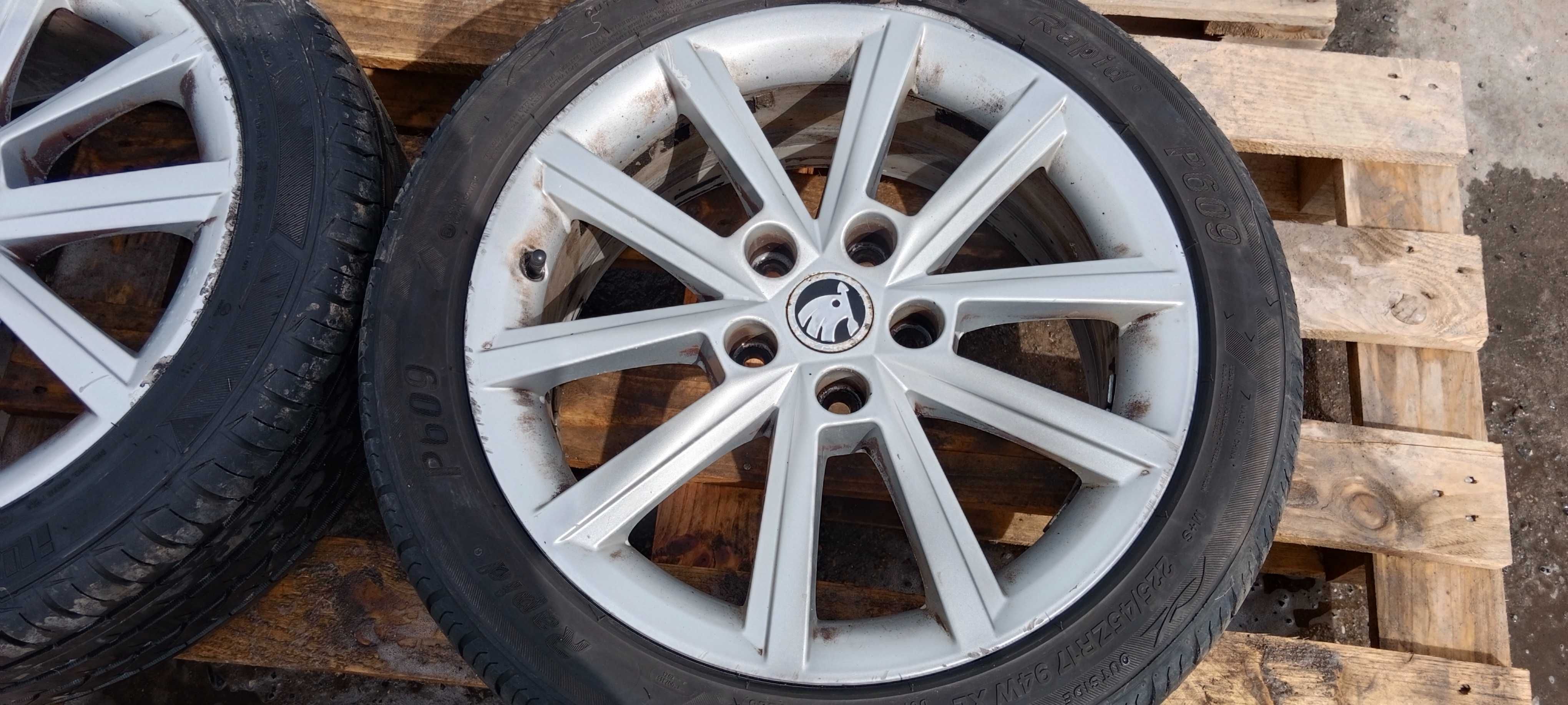 Koła Felgi Aluminiowe Skoda Octavia III 17'' z oponami 5E0.801.025E