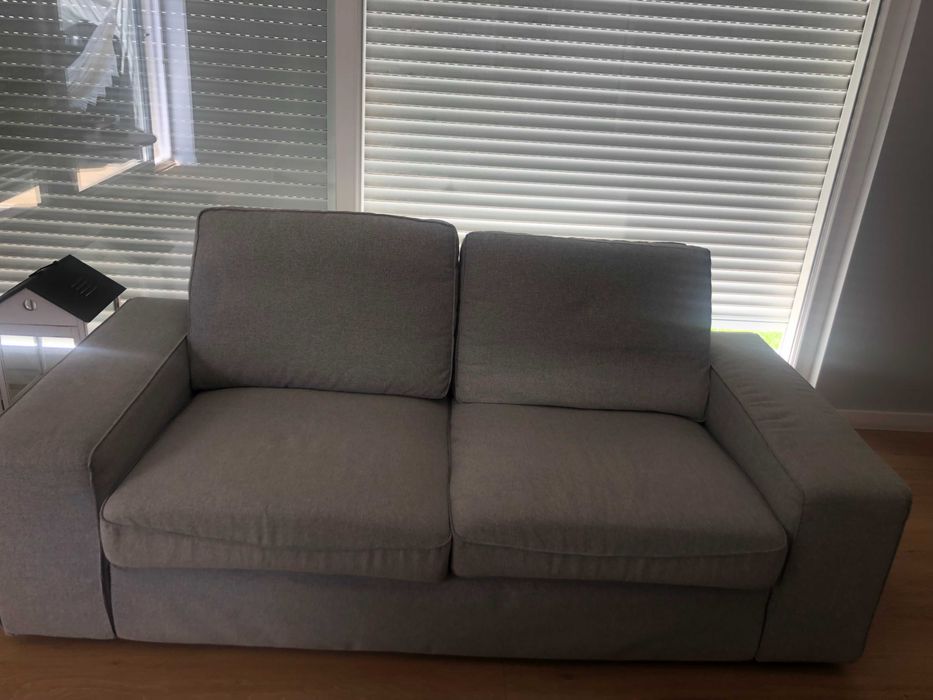 Sofá 2 lugares Kivik  cinza com extra capas e azul