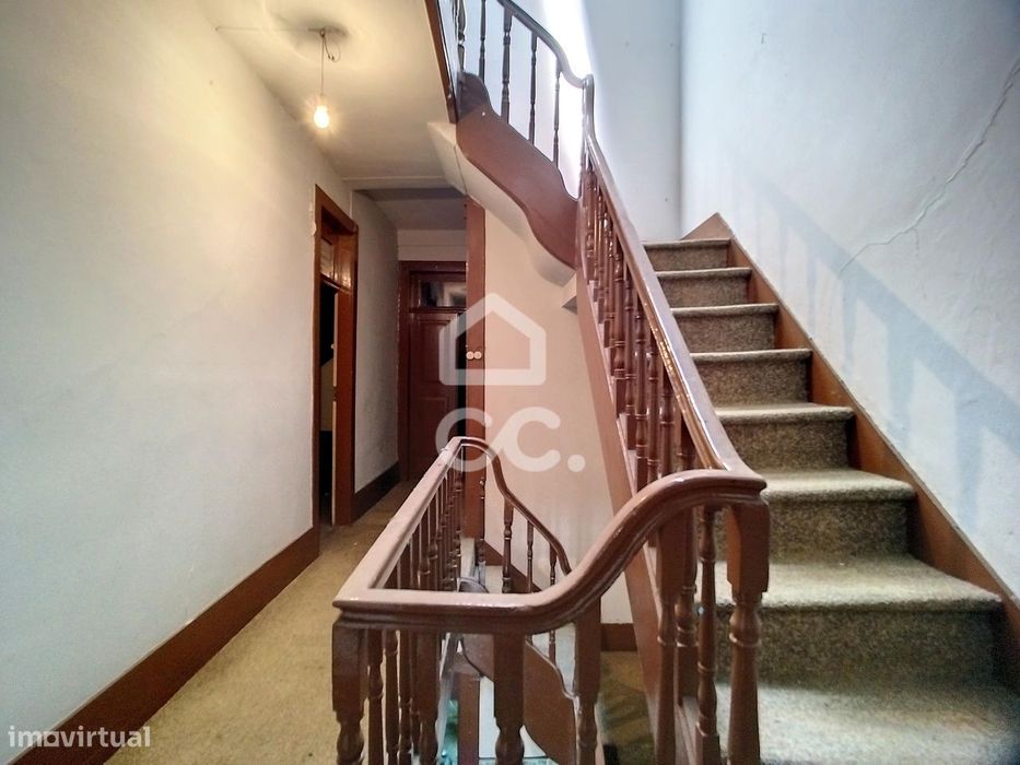 Predio a restaurar no centro histórico de Chaves