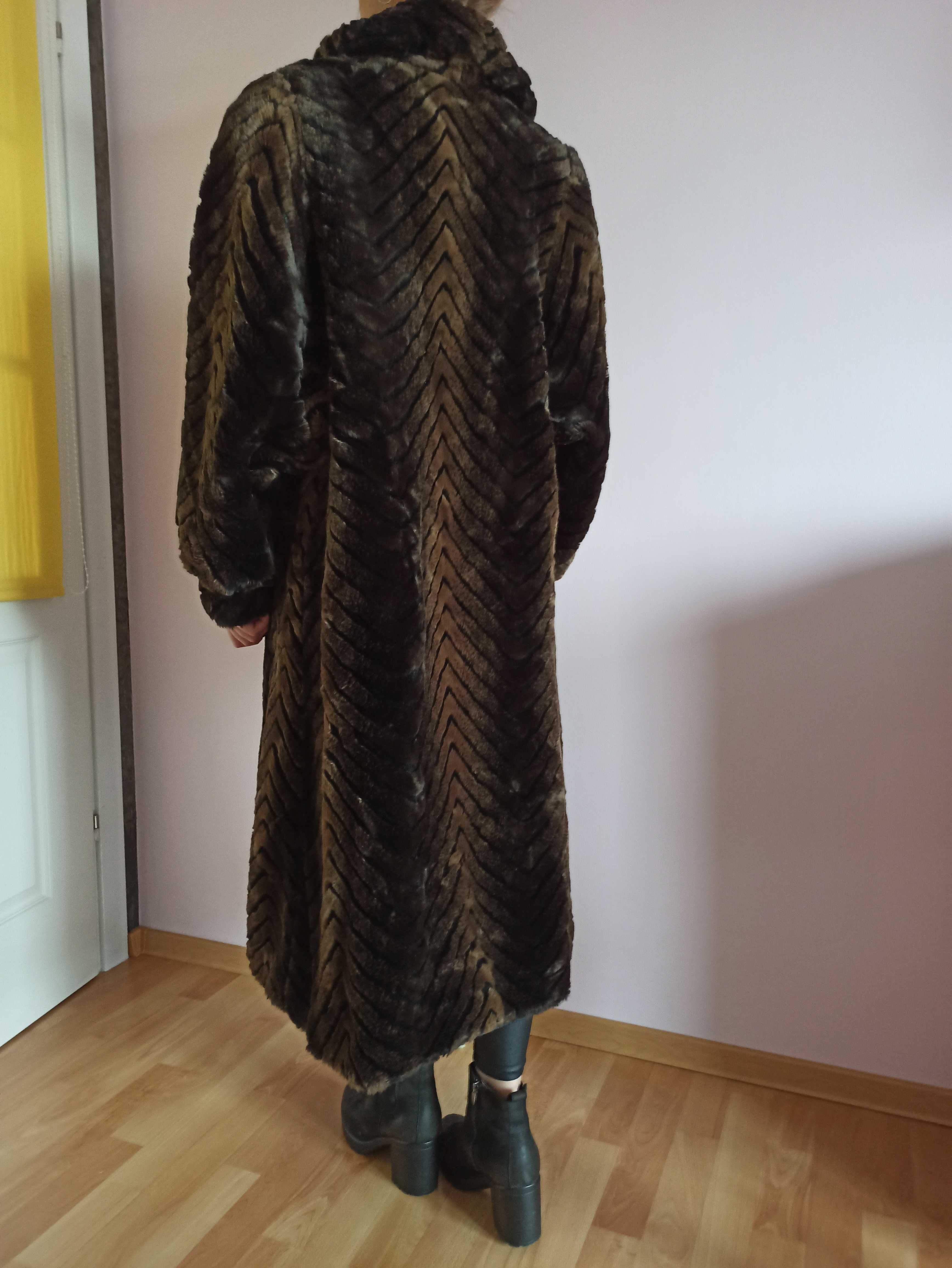 Długie brązowe futro, kożuch