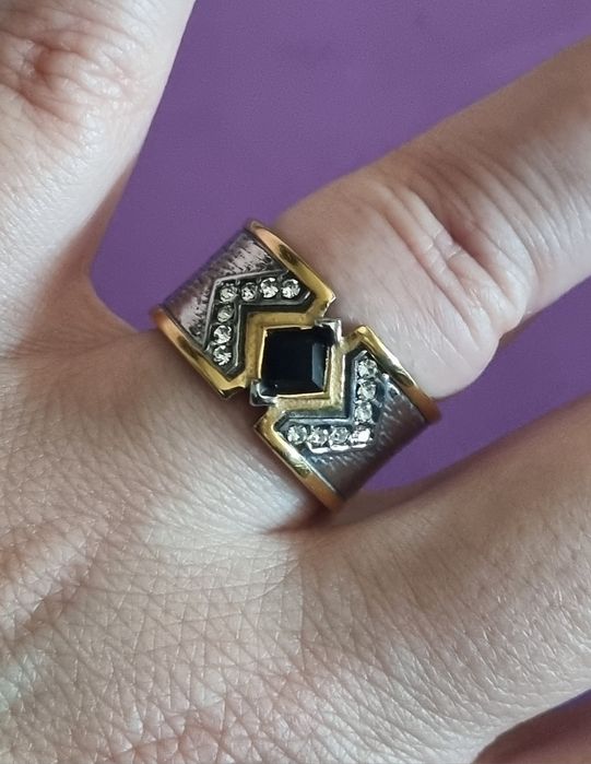 Anel bicolor, em aço, com zirconias e uma pedrinha preta. Só T20