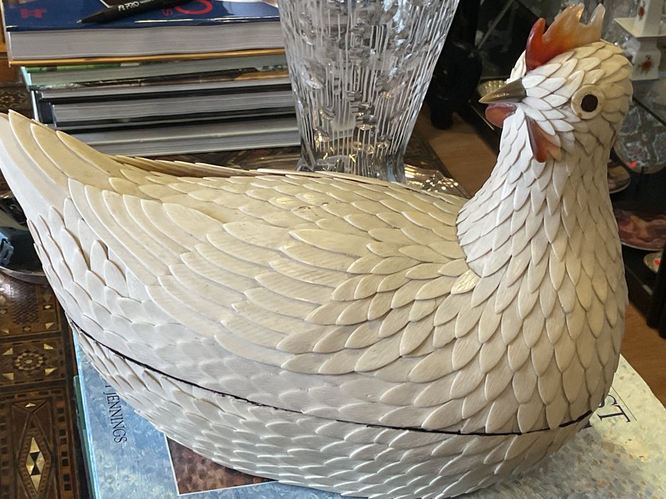 Escultura de galinha material nobre 29x23 cm
