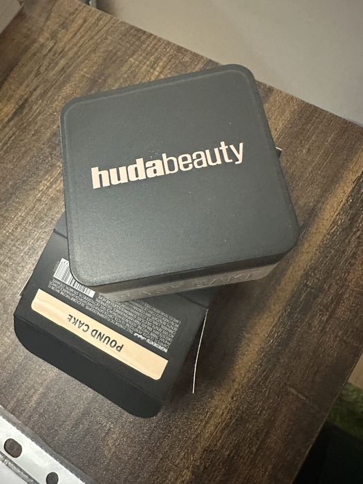 Huda beauty easy bake puder pound cake