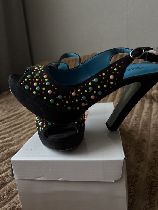 Продам босоніжки