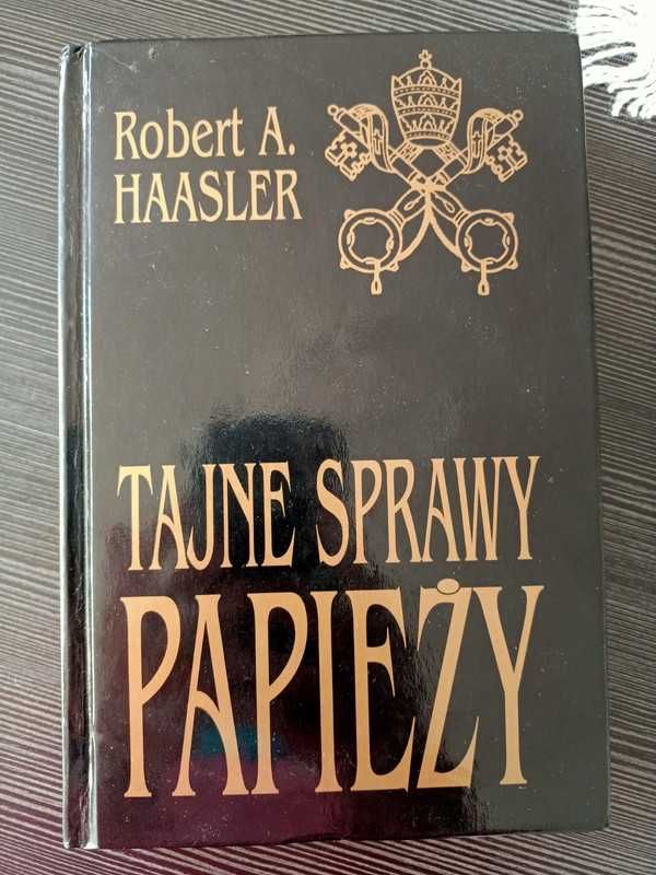 Książka tajne sprawy papieży Robert Hassler