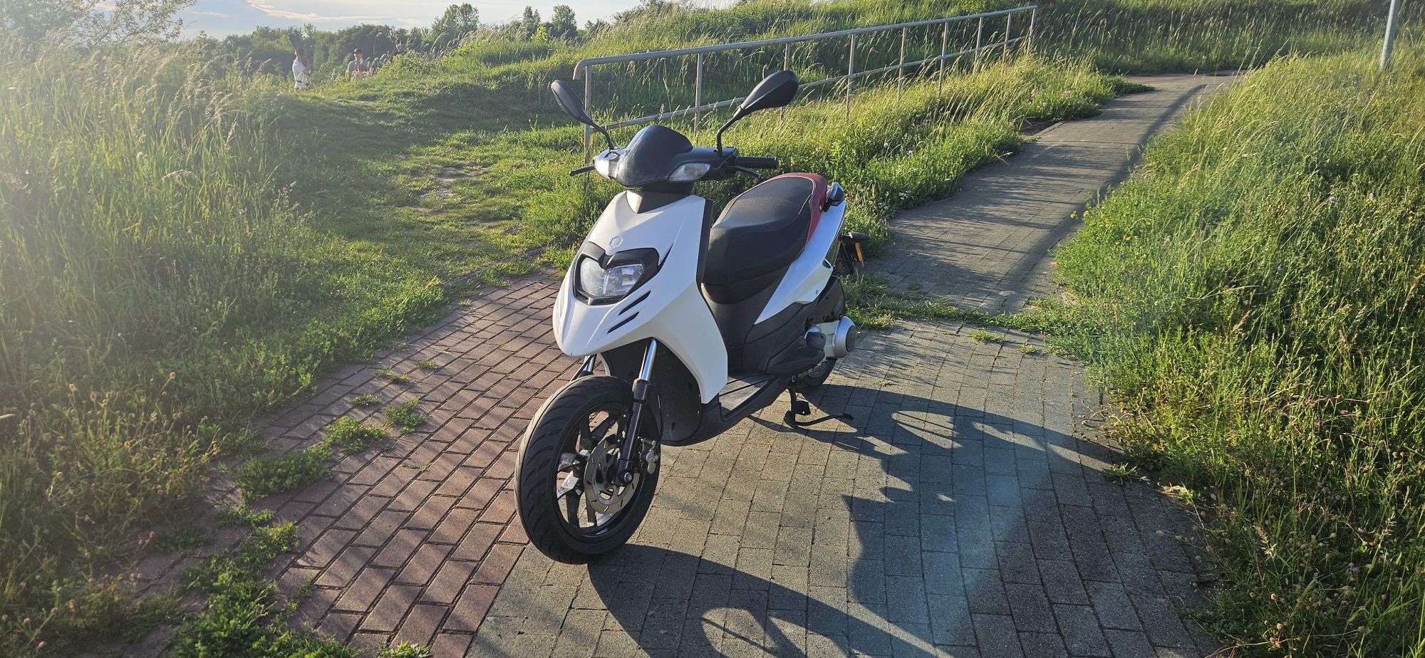 Aprilia sr 125 4t motard Piaggio new typhoon kat B A1 2.5l na 100km