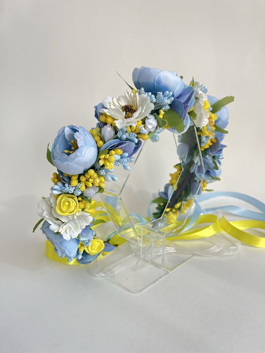 Пишний плетений віночок зі стрічками в патріотичних кольорах