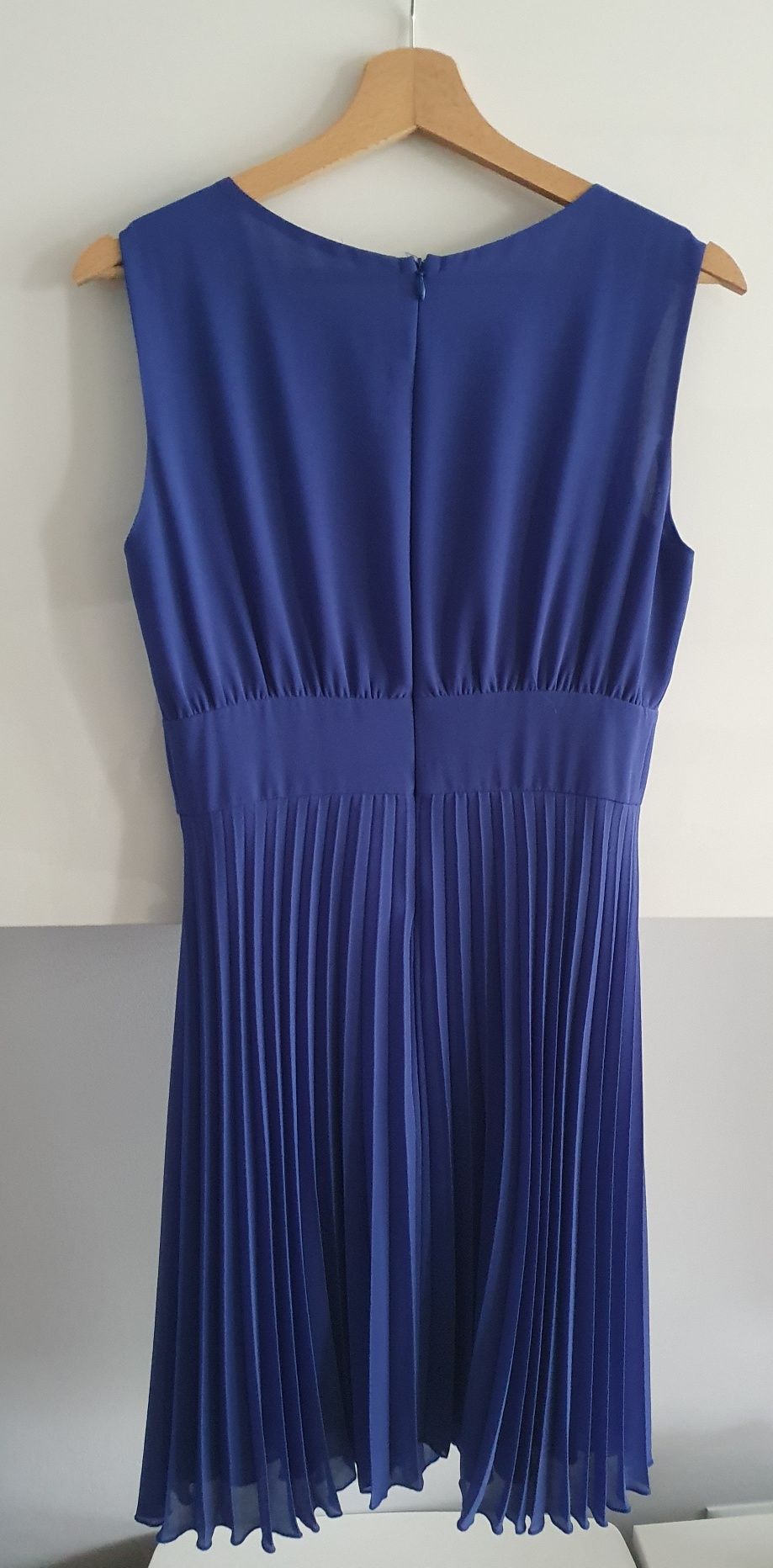 Niebieska plisowana sukienka