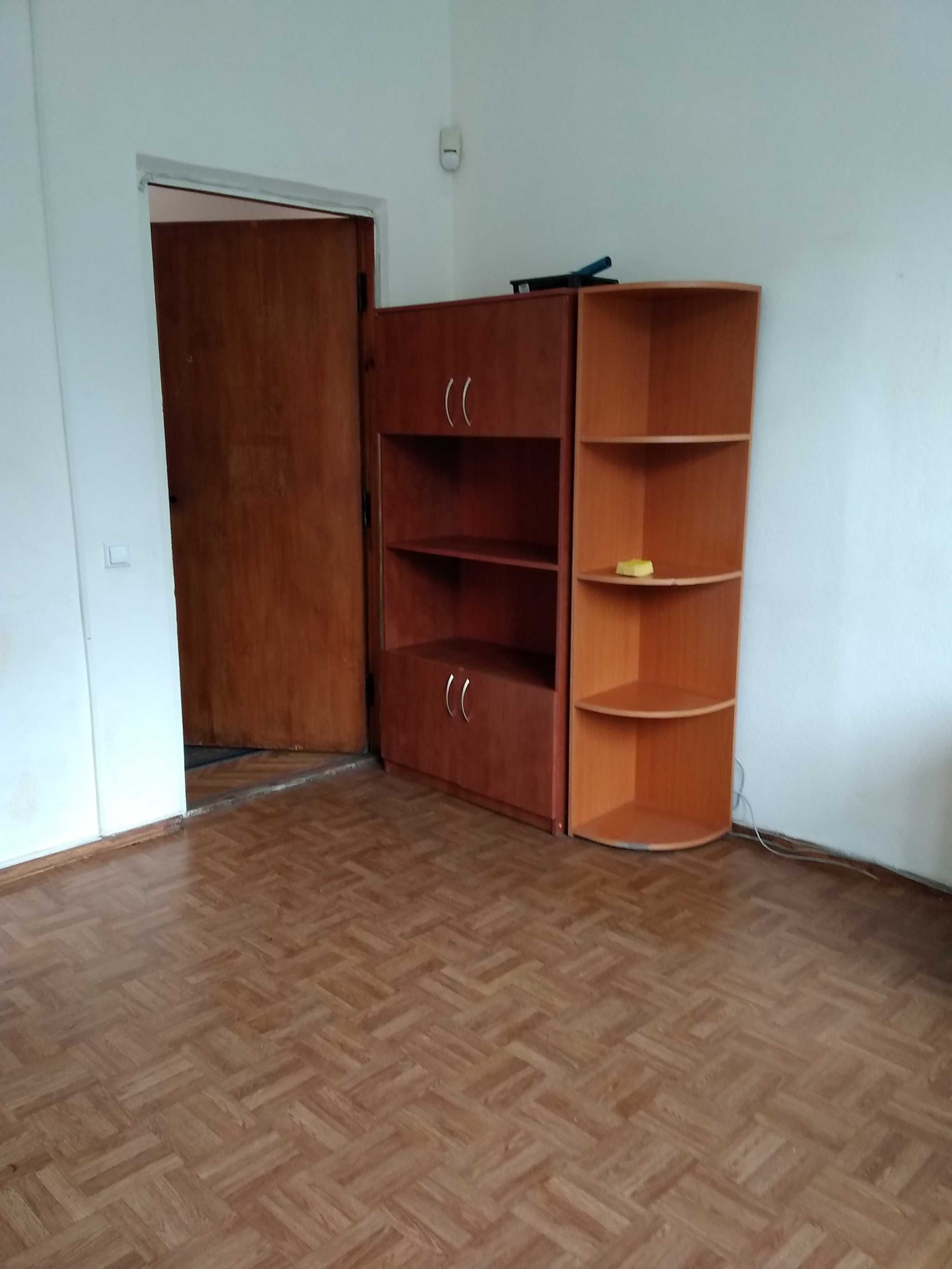 Сдадим два офисных кабинета с мебелью возле метро Лукяновская.