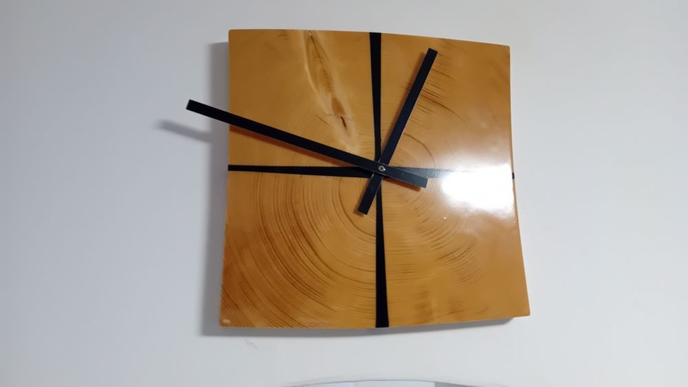 Nowoczesny zegar ścienny wykonany z naturalnego drewna.
Kwadr