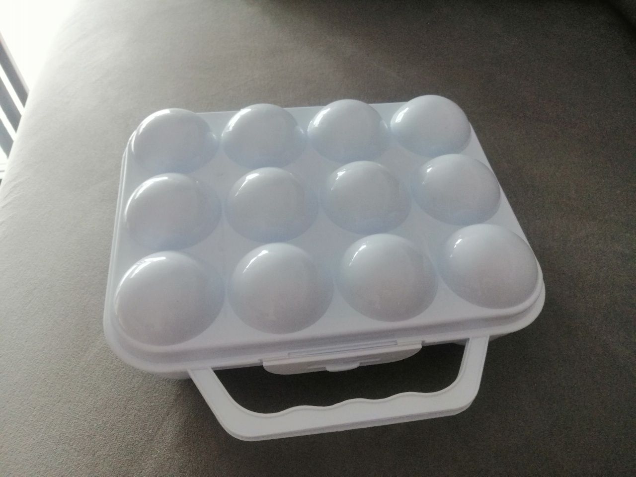 Wytłoczka wytłaczanka foremka plastikowa na jajka biała nowa