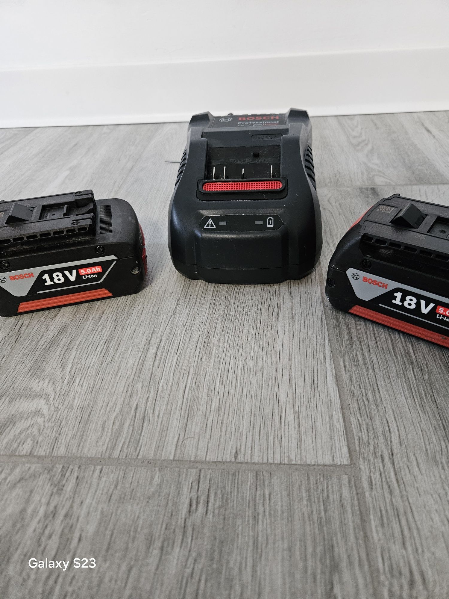 Ładowarka Bosch Professional 18 V Plus dwie baterie 5 ah