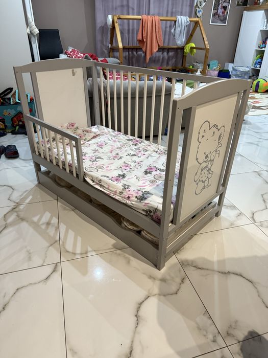 Łóżeczko dziecięce tapczanik Bajka kaszmir z szufladą oraz barierką