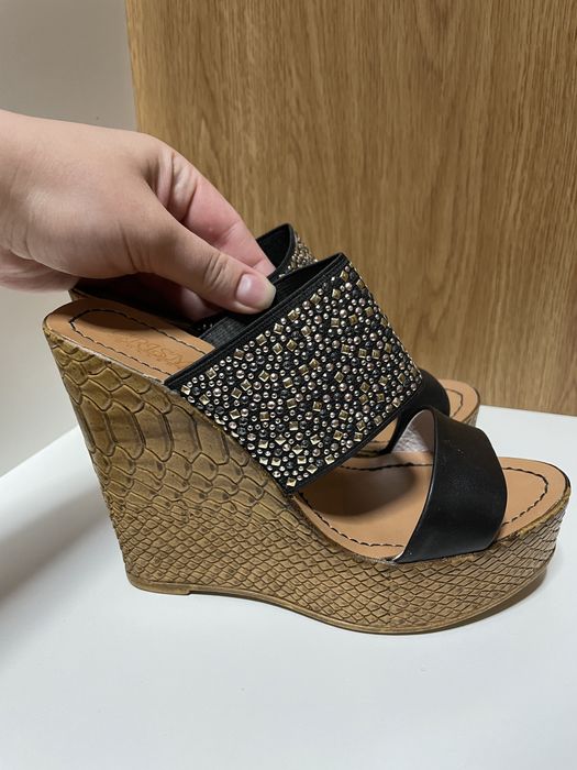 Шлепанцы на платформе кожаные