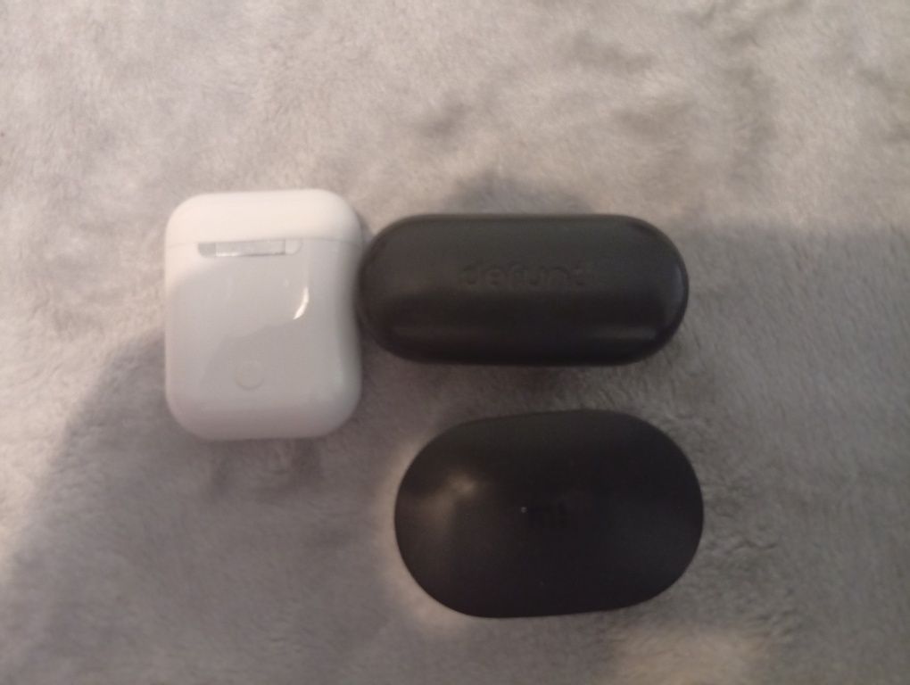 Vendo estes fones os três são de bluetooth estão a trabalhar