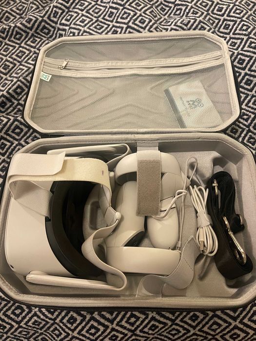 Oculus Quest 2 - 64 GB including a AMVR Carrying Case