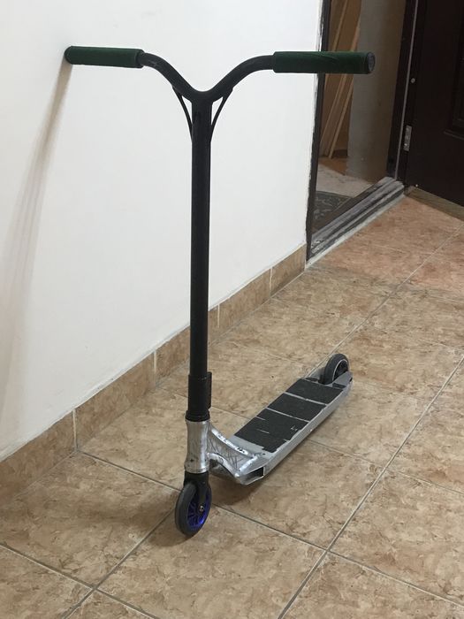 продам трюковой самокат кастом (деки нету)