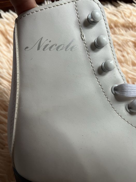 Ковзани жіночі майже нові.