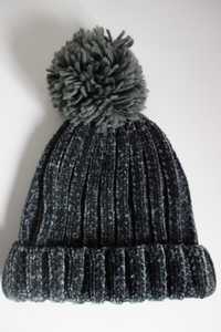 Gorros de malha com pompom