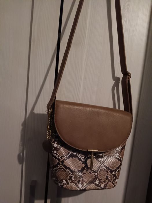 Torebka z wężowym wzorem na długim pasku