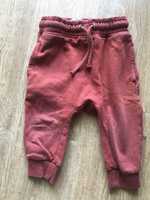Ceglaste czerwone rude dresowe spodnie lekkie baggy Next 80