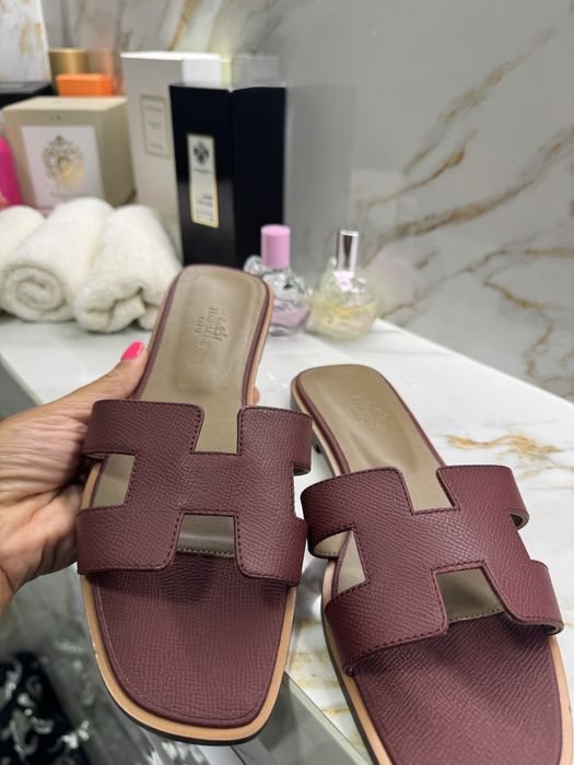 Нові шльпанці Hermes