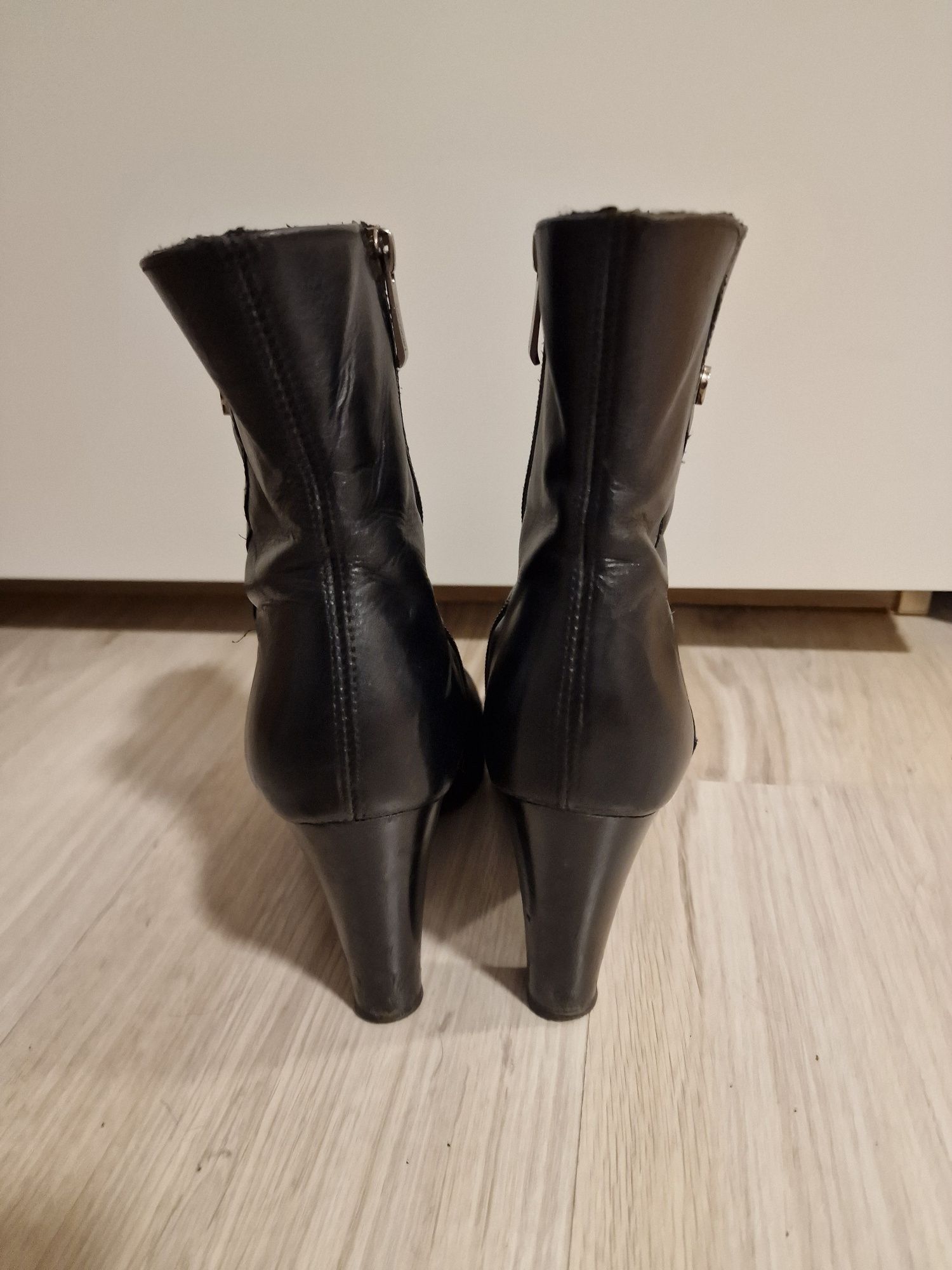 Czarne skórzane botki Lasocki 38