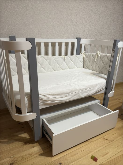 Дитяче ліжечко з маятником