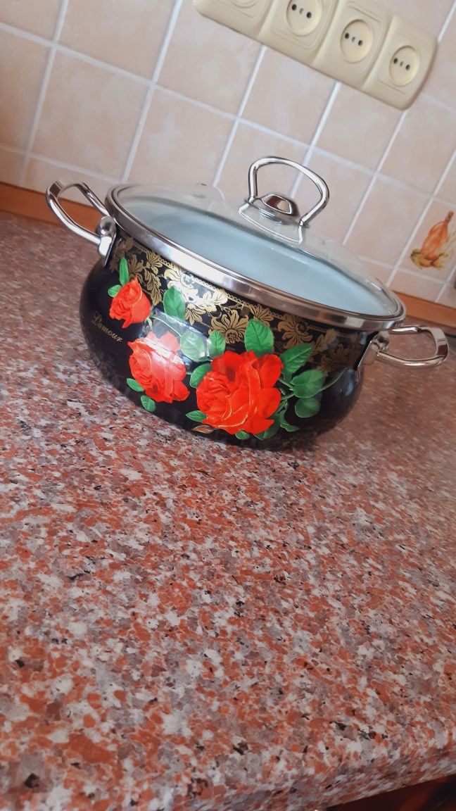 Яркая эмалированная кастрюля.