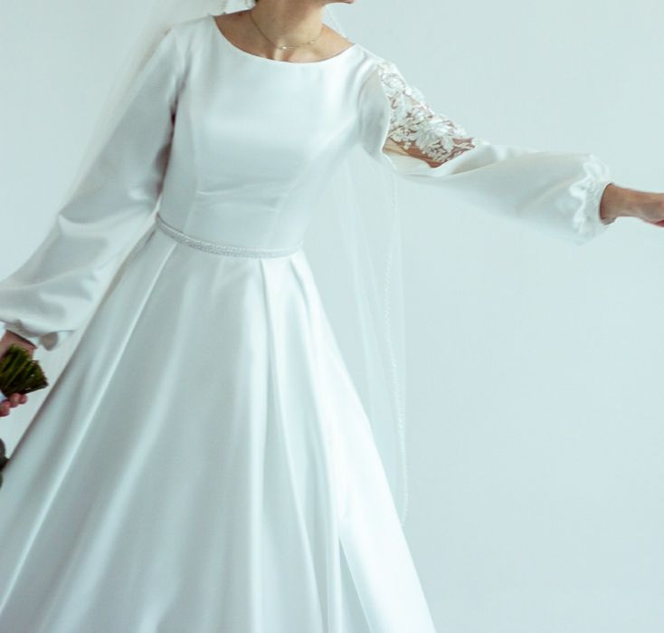 Атласна весільна сукня